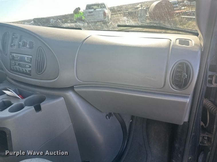 image for item DT7161 2003 Ford E350 van