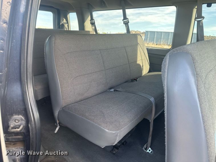 image for item DT7161 2003 Ford E350 van