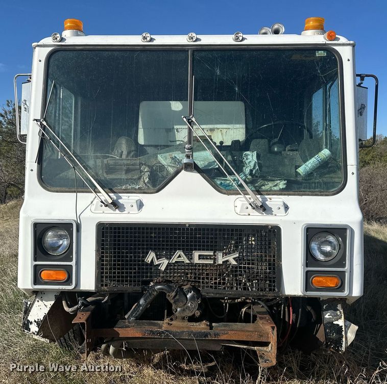 image for item DT7163 1988 Mack MR688S dump truck