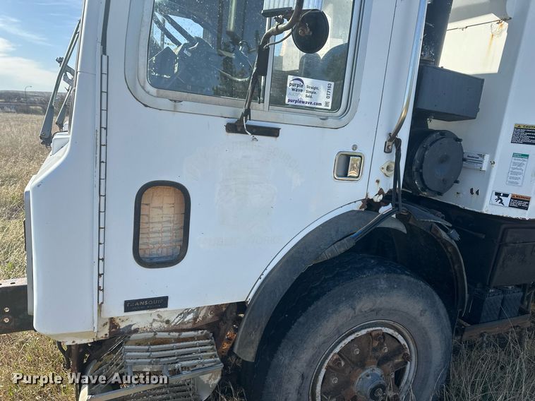 image for item DT7163 1988 Mack MR688S dump truck