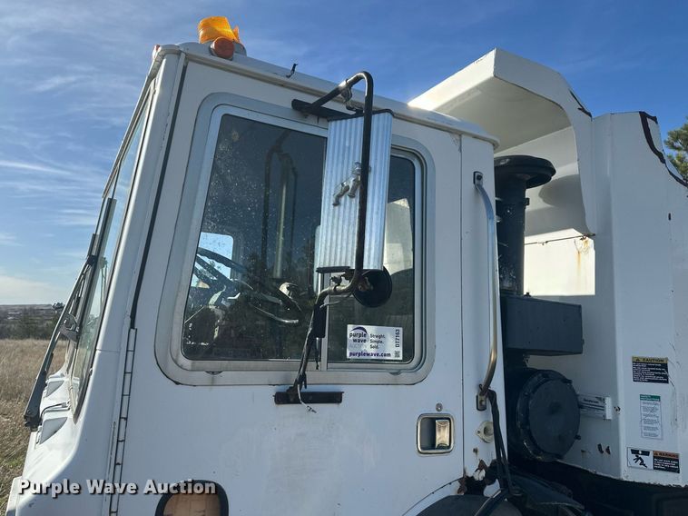 image for item DT7163 1988 Mack MR688S dump truck