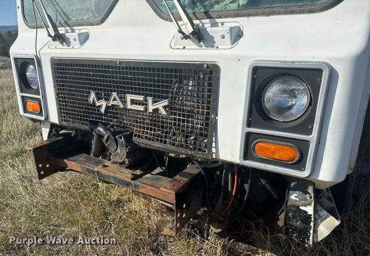 image for item DT7163 1988 Mack MR688S dump truck