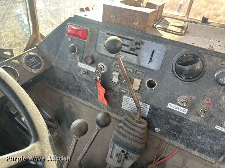 image for item DT7163 1988 Mack MR688S dump truck