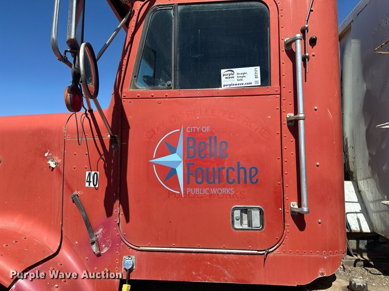 image for item DT7171 1987 Freightliner FLC dump truck