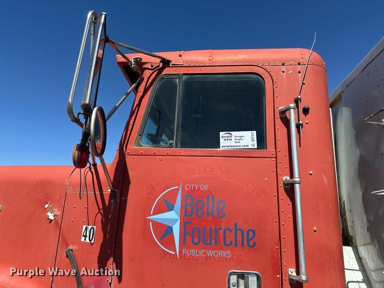 image for item DT7171 1987 Freightliner FLC dump truck