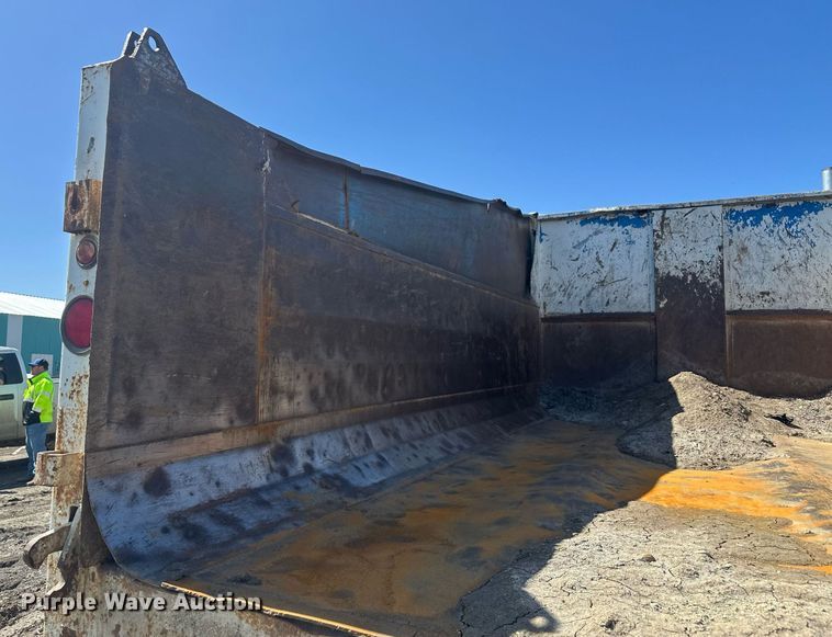 image for item DT7171 1987 Freightliner FLC dump truck