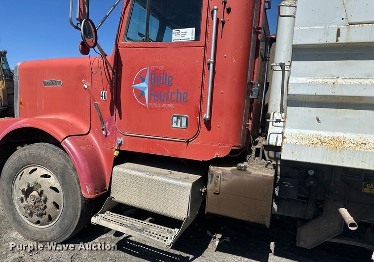 image for item DT7171 1987 Freightliner FLC dump truck