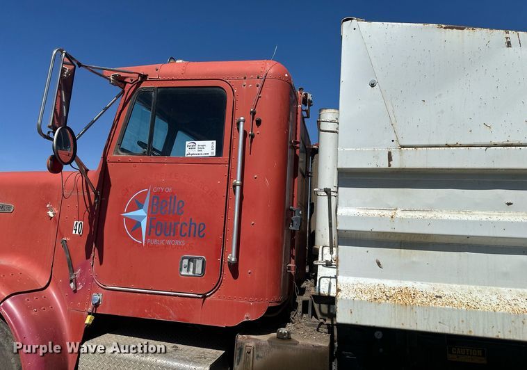 image for item DT7171 1987 Freightliner FLC dump truck