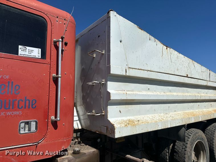 image for item DT7171 1987 Freightliner FLC dump truck