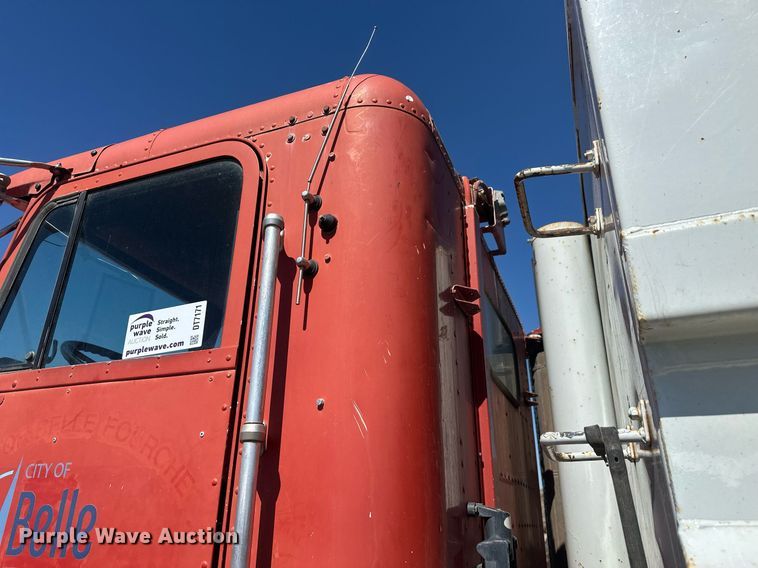 image for item DT7171 1987 Freightliner FLC dump truck