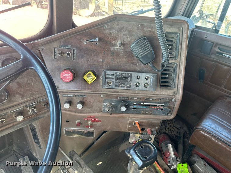 image for item DT7171 1987 Freightliner FLC dump truck