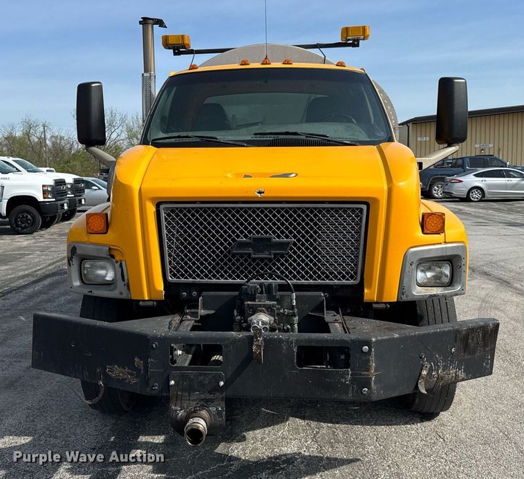 image for item DU3469 2006 Chevrolet C7500 oil distributor truck