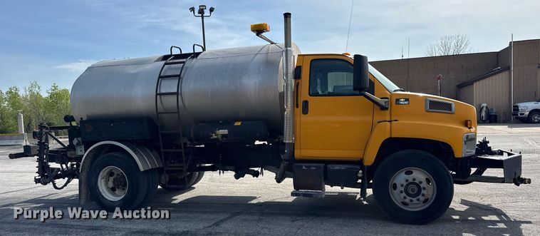 image for item DU3469 2006 Chevrolet C7500 oil distributor truck