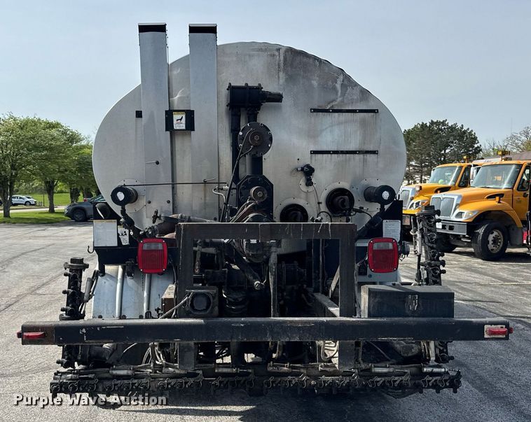 image for item DU3469 2006 Chevrolet C7500 oil distributor truck