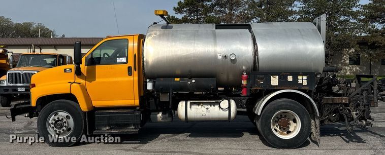 image for item DU3469 2006 Chevrolet C7500 oil distributor truck