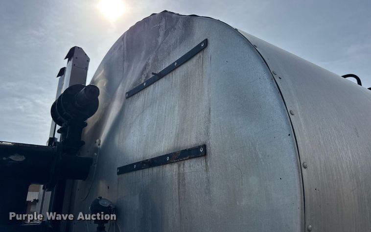 image for item DU3469 2006 Chevrolet C7500 oil distributor truck