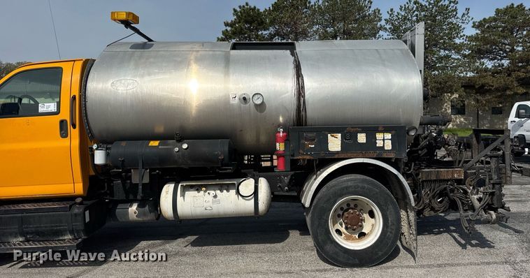 image for item DU3469 2006 Chevrolet C7500 oil distributor truck