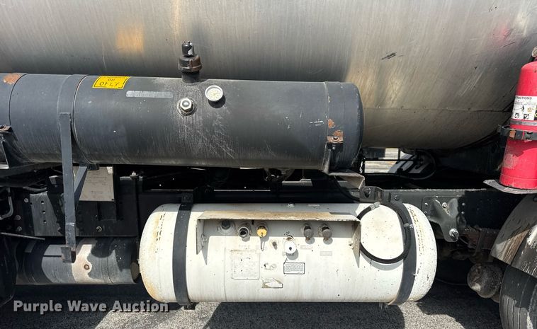 image for item DU3469 2006 Chevrolet C7500 oil distributor truck