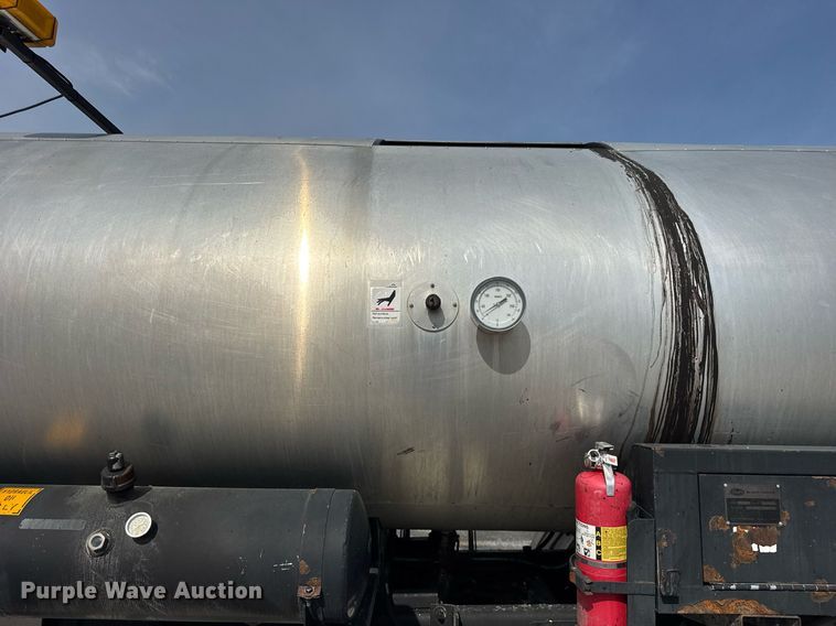 image for item DU3469 2006 Chevrolet C7500 oil distributor truck