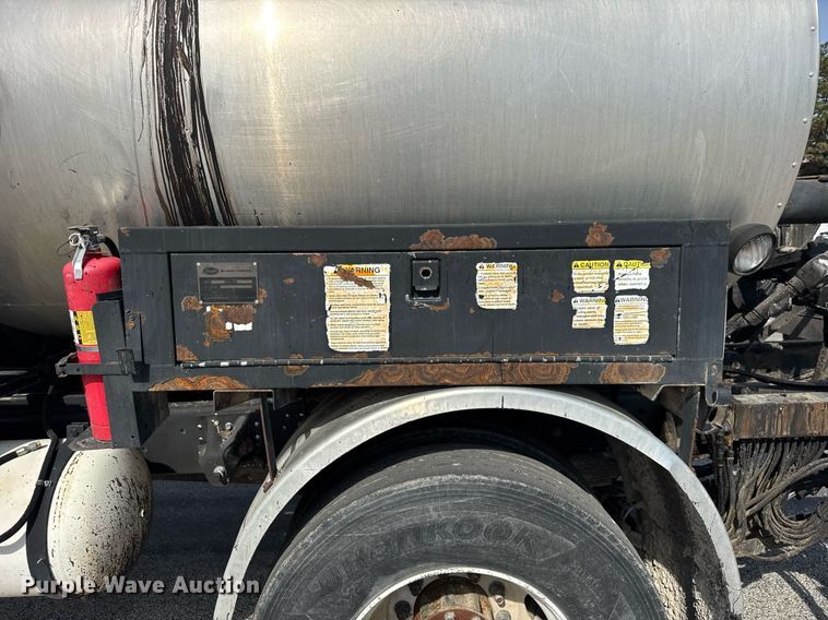 image for item DU3469 2006 Chevrolet C7500 oil distributor truck