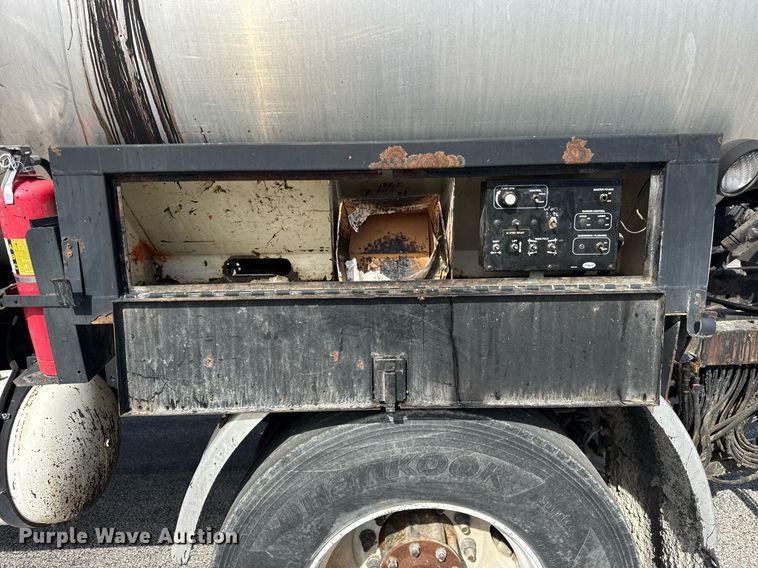 image for item DU3469 2006 Chevrolet C7500 oil distributor truck