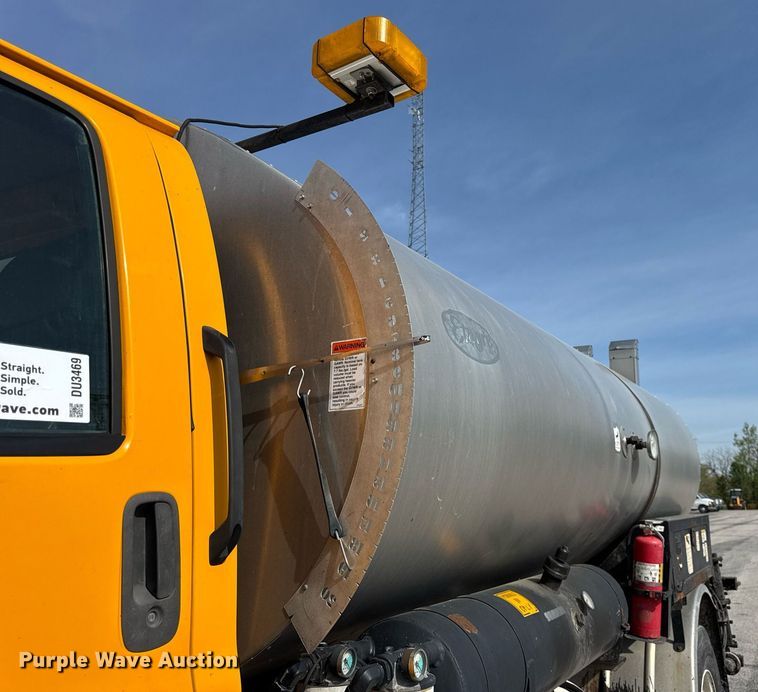 image for item DU3469 2006 Chevrolet C7500 oil distributor truck