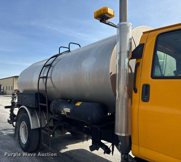 image for item DU3469 2006 Chevrolet C7500 oil distributor truck