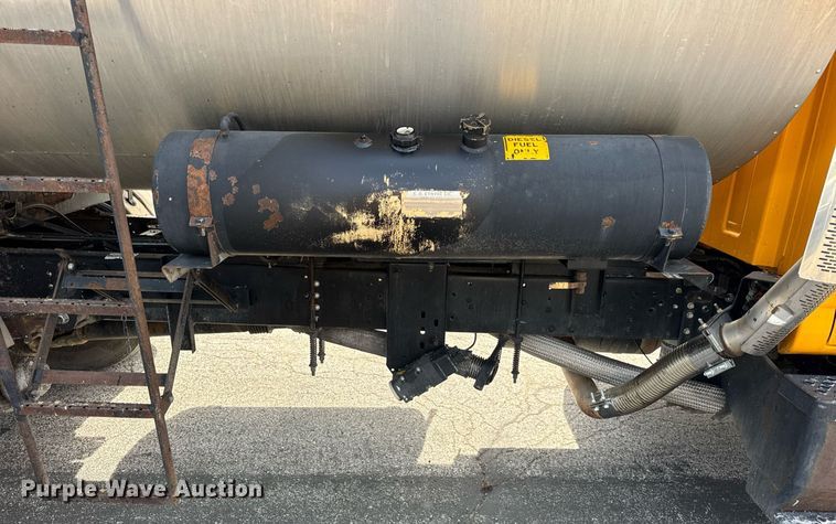 image for item DU3469 2006 Chevrolet C7500 oil distributor truck