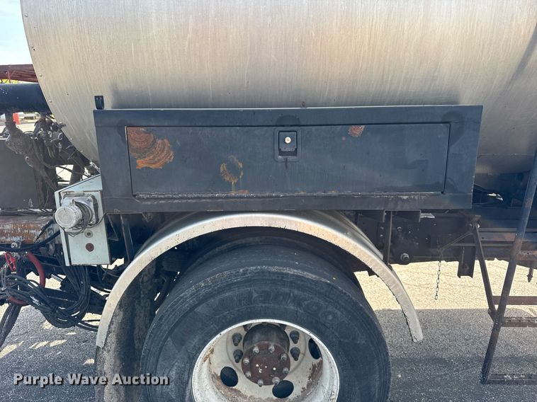 image for item DU3469 2006 Chevrolet C7500 oil distributor truck