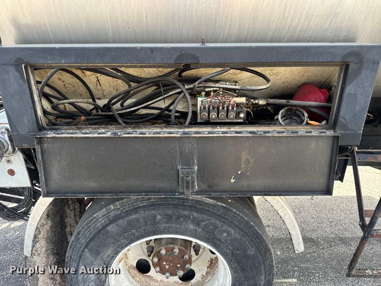 image for item DU3469 2006 Chevrolet C7500 oil distributor truck