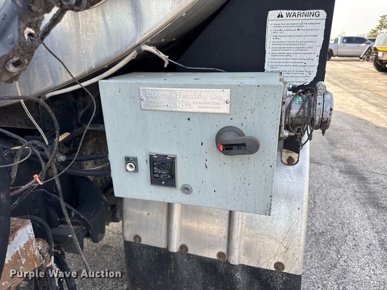 image for item DU3469 2006 Chevrolet C7500 oil distributor truck