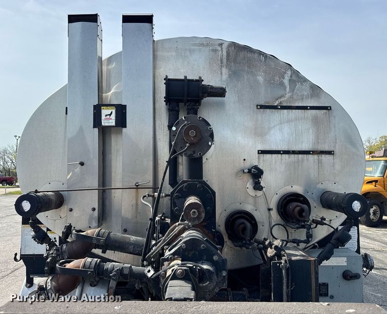 image for item DU3469 2006 Chevrolet C7500 oil distributor truck