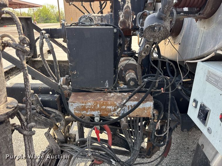 image for item DU3469 2006 Chevrolet C7500 oil distributor truck