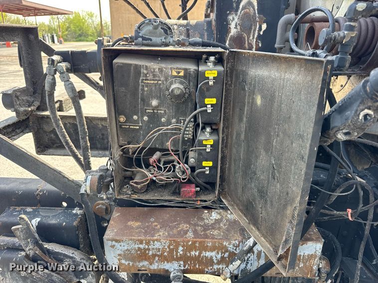 image for item DU3469 2006 Chevrolet C7500 oil distributor truck