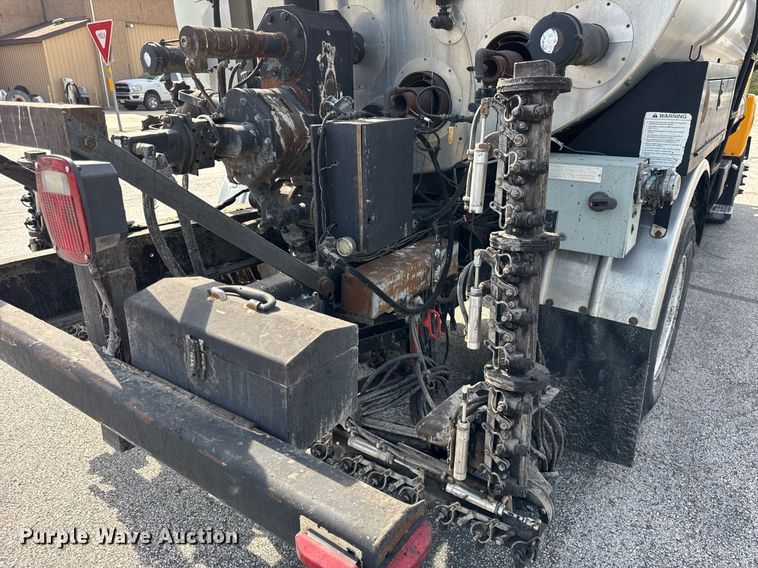 image for item DU3469 2006 Chevrolet C7500 oil distributor truck