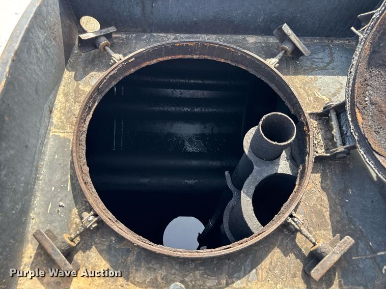 image for item DU3469 2006 Chevrolet C7500 oil distributor truck