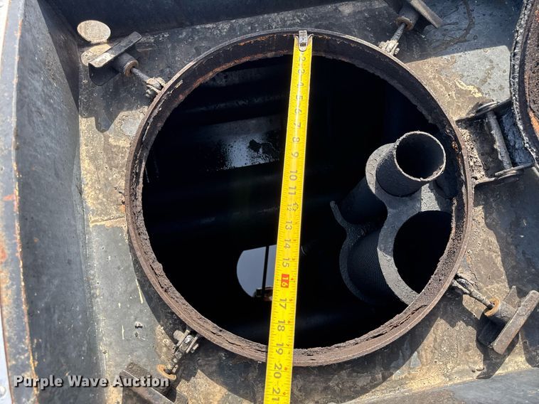 image for item DU3469 2006 Chevrolet C7500 oil distributor truck