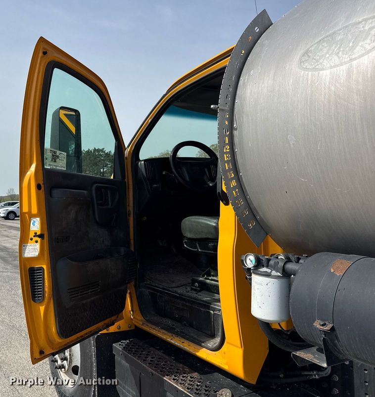 image for item DU3469 2006 Chevrolet C7500 oil distributor truck