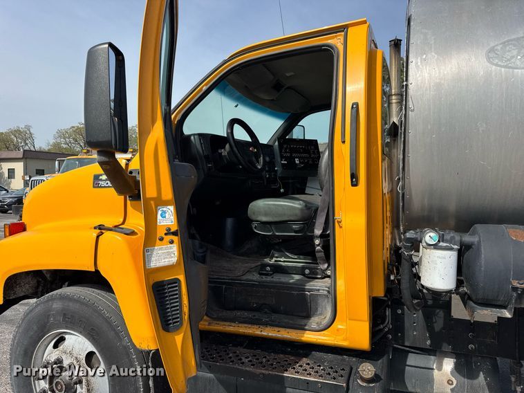 image for item DU3469 2006 Chevrolet C7500 oil distributor truck