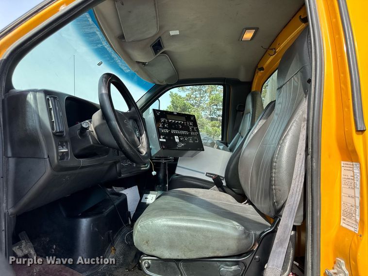 image for item DU3469 2006 Chevrolet C7500 oil distributor truck