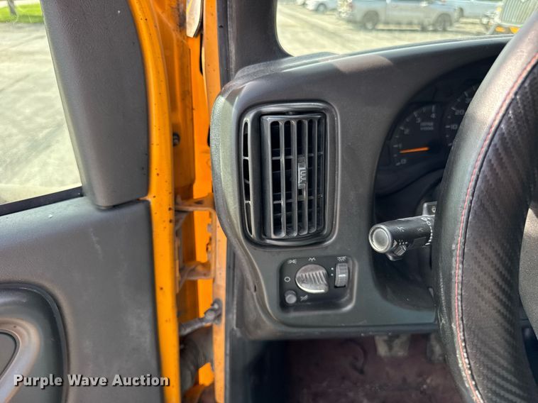 image for item DU3469 2006 Chevrolet C7500 oil distributor truck