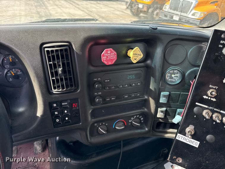 image for item DU3469 2006 Chevrolet C7500 oil distributor truck