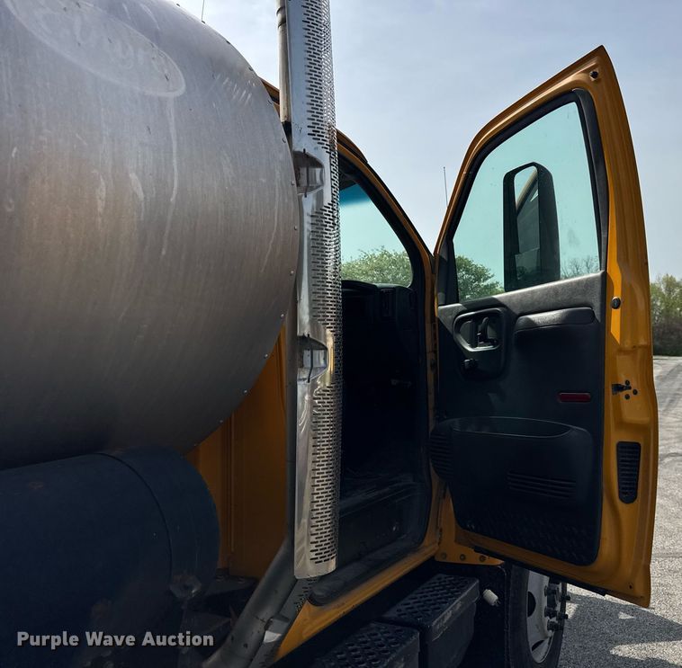 image for item DU3469 2006 Chevrolet C7500 oil distributor truck