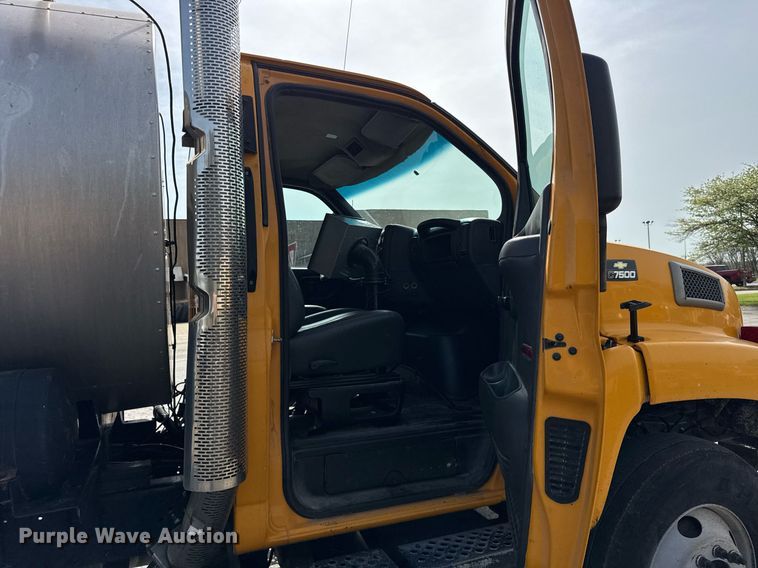 image for item DU3469 2006 Chevrolet C7500 oil distributor truck