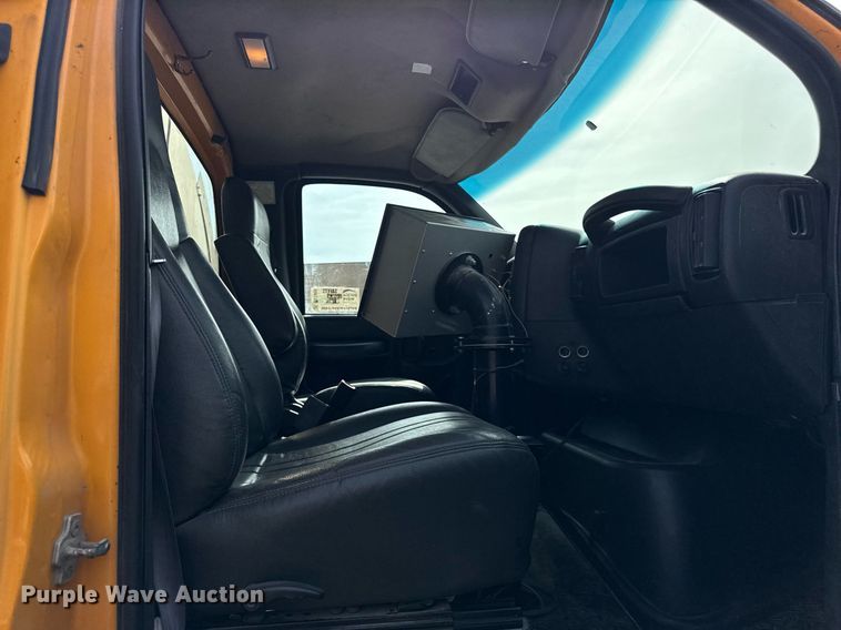 image for item DU3469 2006 Chevrolet C7500 oil distributor truck