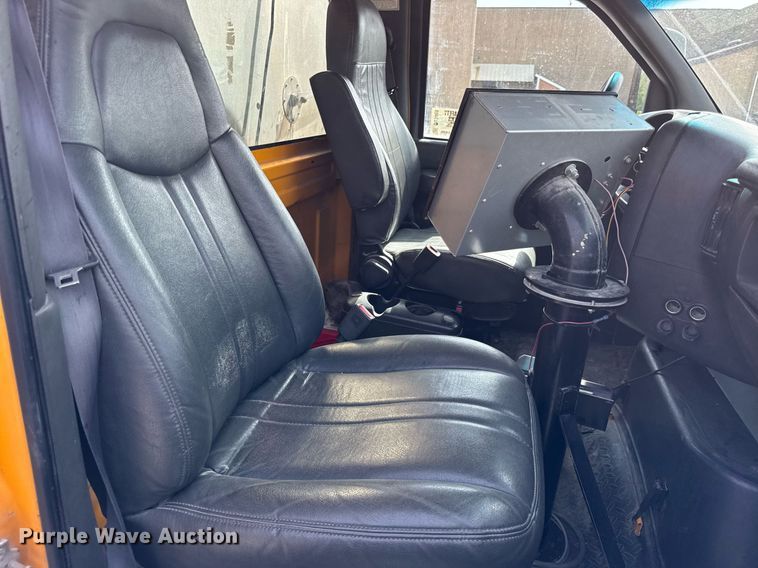 image for item DU3469 2006 Chevrolet C7500 oil distributor truck