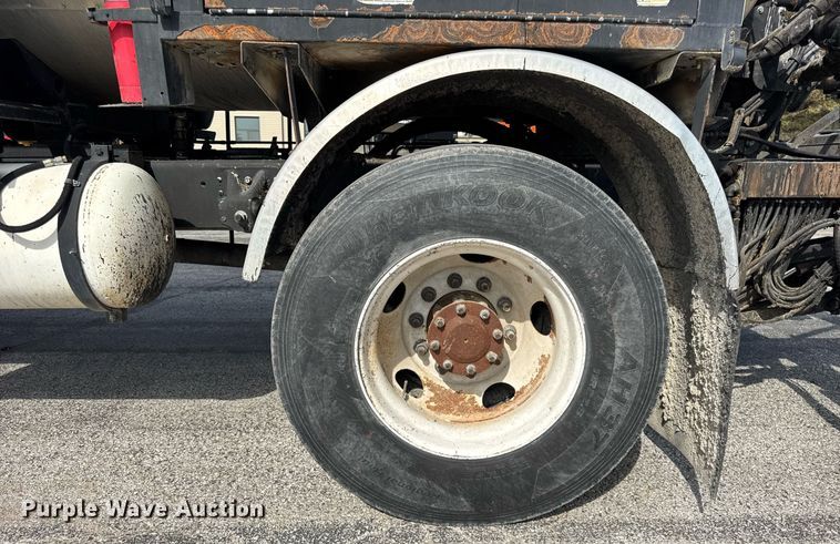 image for item DU3469 2006 Chevrolet C7500 oil distributor truck