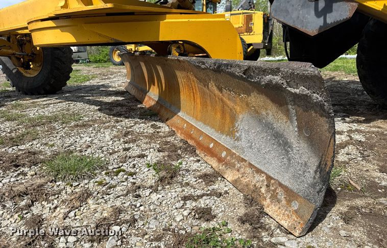 image for item DU3470 2001 John Deere 770CH motor grader