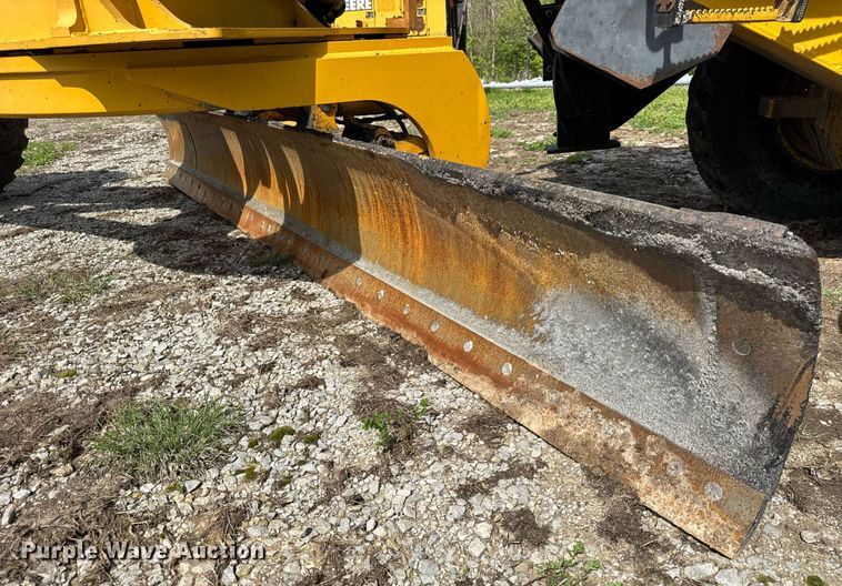 image for item DU3470 2001 John Deere 770CH motor grader