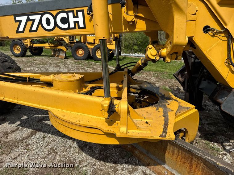 image for item DU3470 2001 John Deere 770CH motor grader